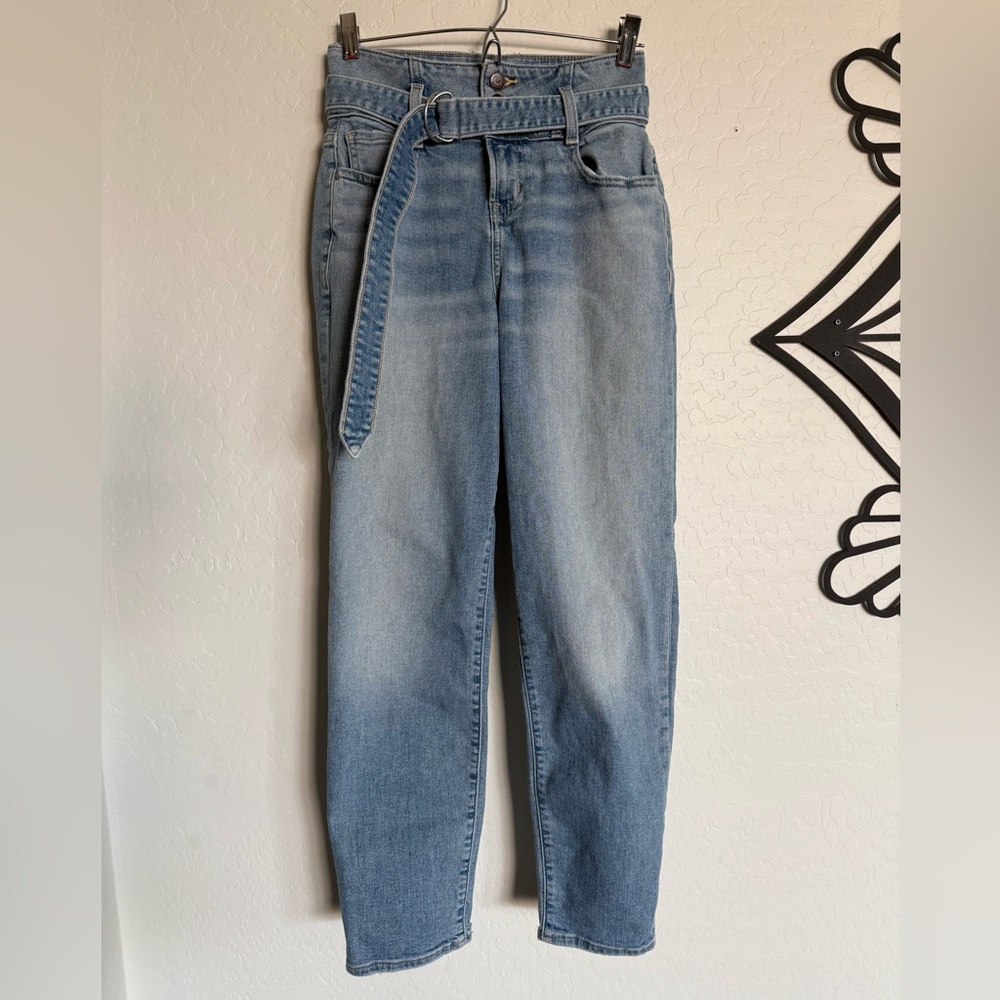 HOLLISTER Ultra High Rise Belted Mom Jeans - 25